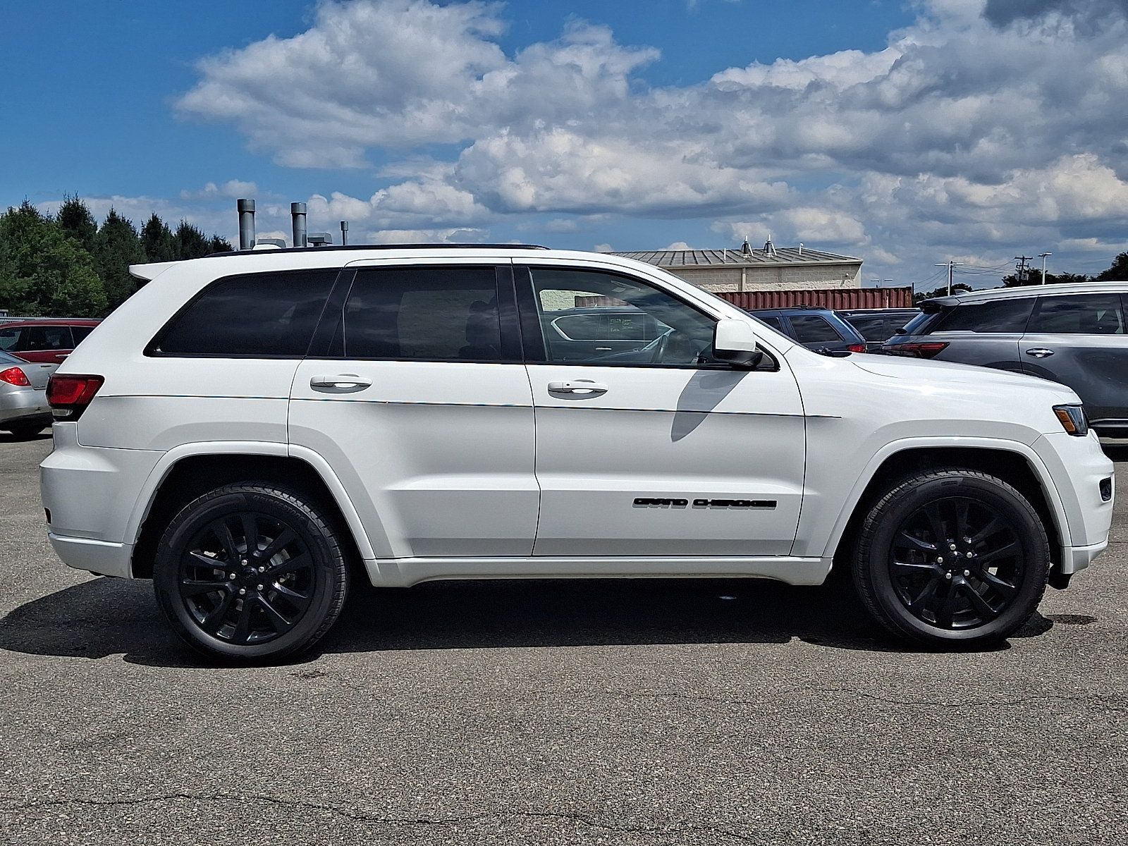Used 2019 Jeep Grand Cherokee Altitude AWD/4WD image 10