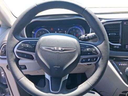 Used 2024 Chrysler Pacifica Touring-L FWD image 13