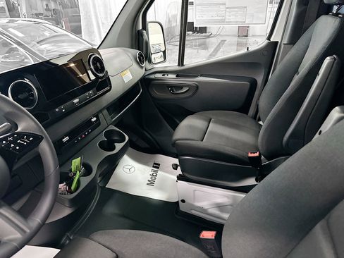 Used 2025 Mercedes-Benz Sprinter 2500 image 23