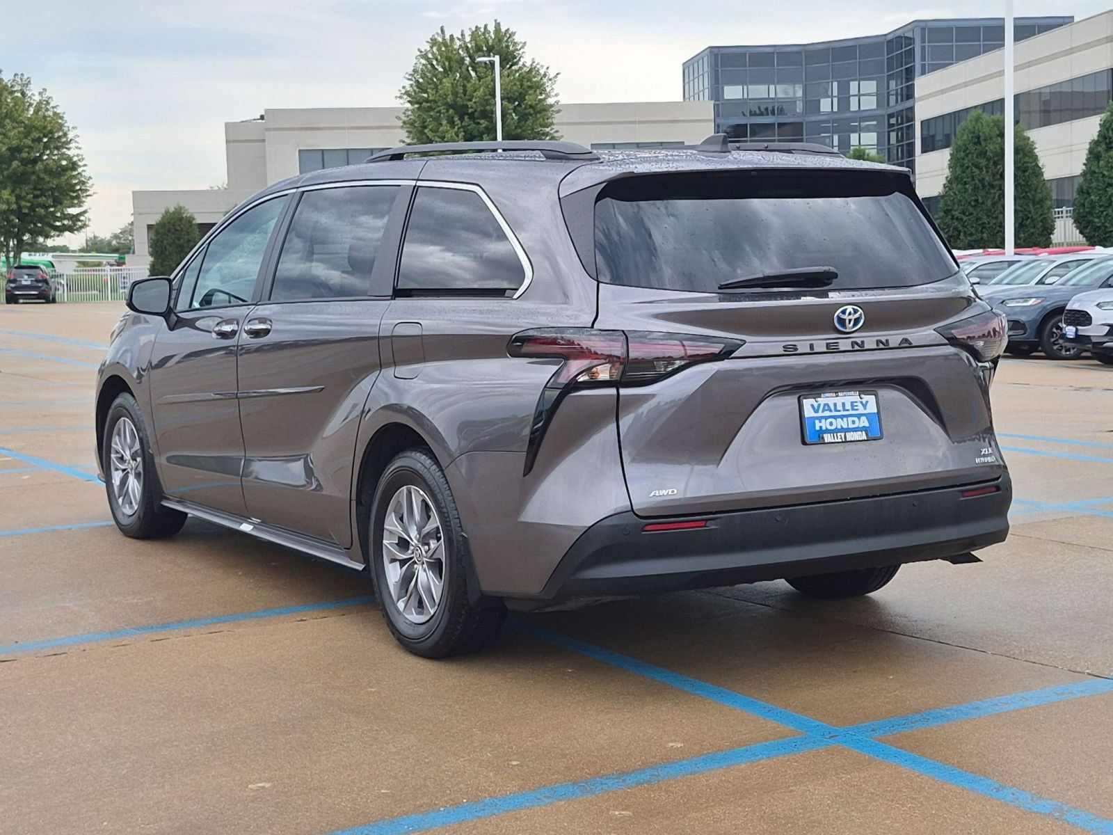 Used 2023 Toyota Sienna XLE AWD/4WD image 8