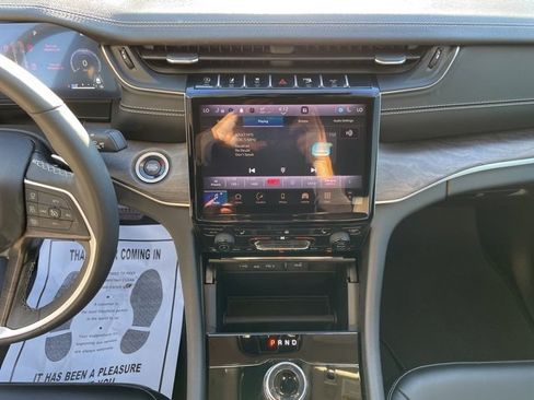 Used 2024 Jeep Grand Cherokee Limited w/ Black Appearance Package image 20