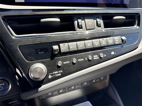 Used 2025 Lexus ES 300h w/ Luxury Package image 19