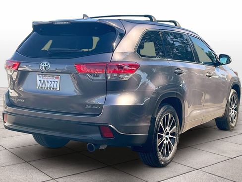 Used 2017 Toyota Highlander SE image 15