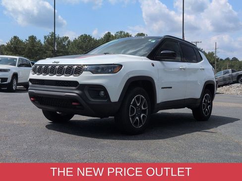 Used 2025 Jeep Compass Trailhawk w/ Trailer Tow Group AWD/4WD image 8