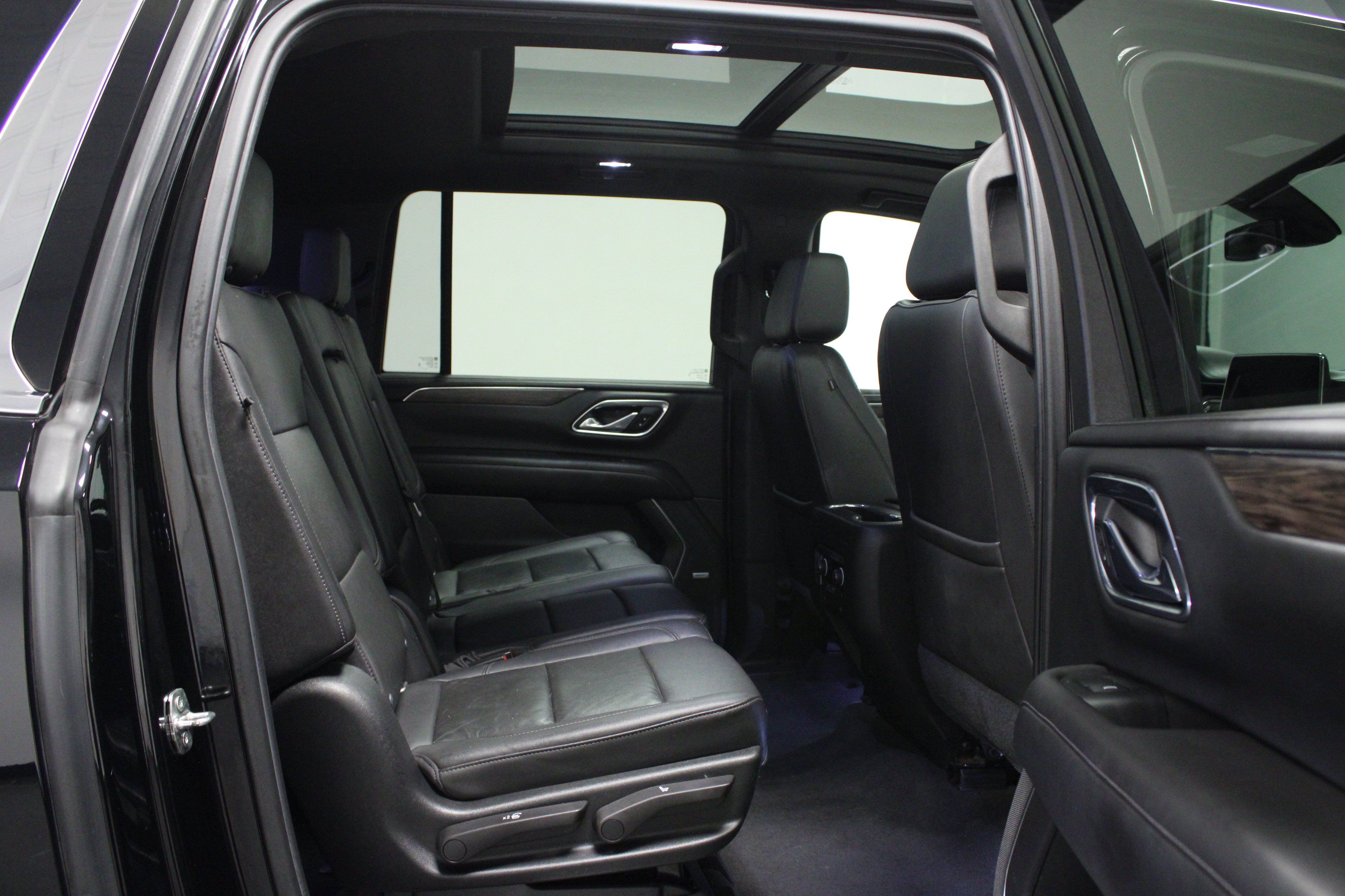 Used 2021 Chevrolet Suburban LT w/ LT Signature Package AWD/4WD image 16