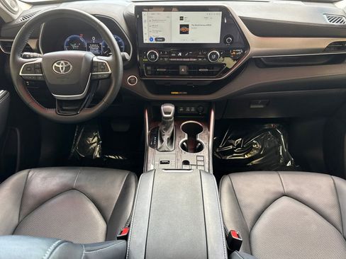 Certified 2026 Toyota Highlander Limited AWD/4WD image 18