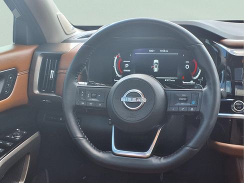 Used 2024 Nissan Pathfinder Platinum FWD image 11