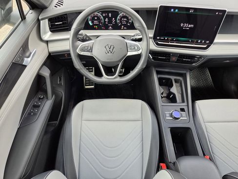 Used 2025 Volkswagen Tiguan SE R-Line FWD image 13