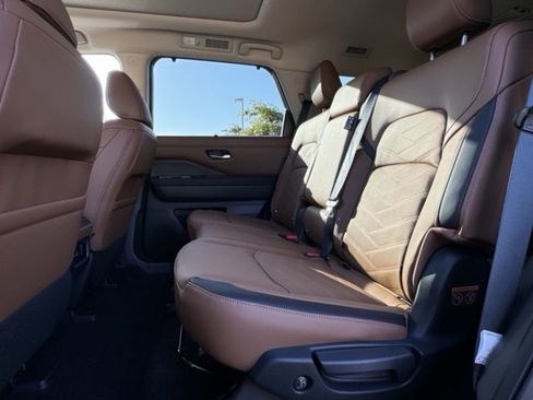 Used 2025 Nissan Pathfinder Platinum w/ Cargo Package AWD/4WD image 19