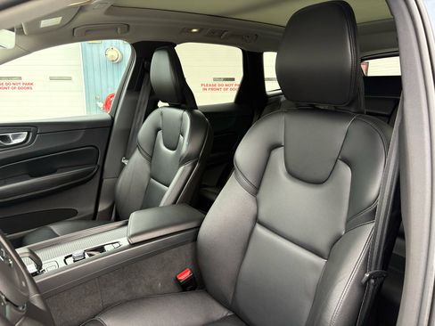 Used 2024 Volvo XC60 B5 Core image 15