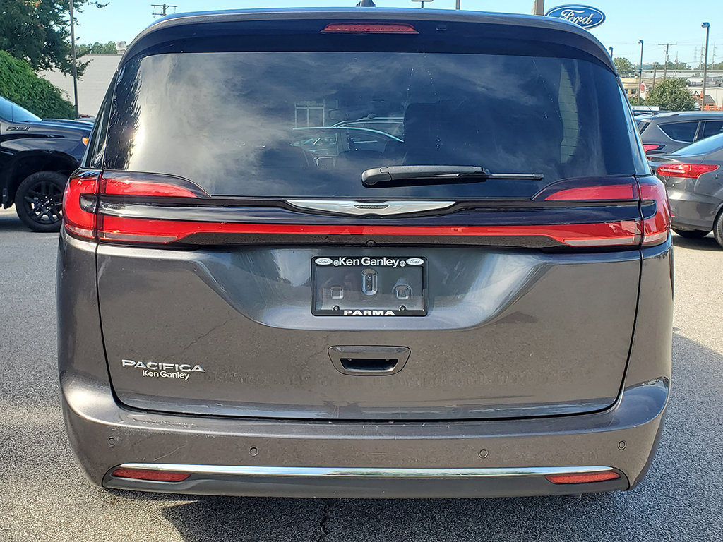 Used 2023 Chrysler Pacifica Touring-L FWD image 6