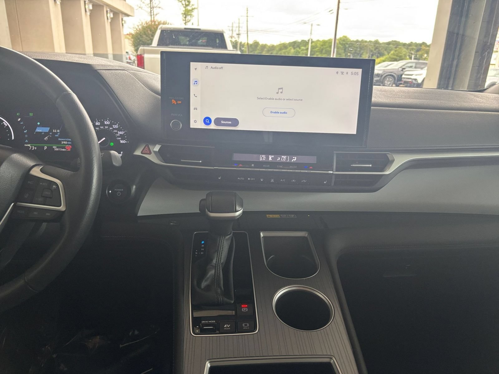 Used 2025 Toyota Sienna XLE FWD image 16