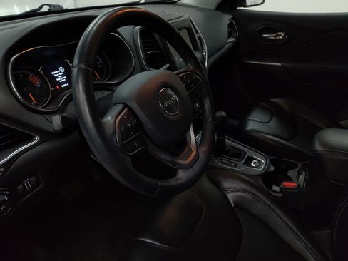 Used 2019 Jeep Cherokee Latitude Plus image 4