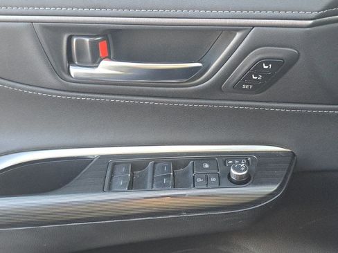Used 2023 Toyota Venza Limited image 34
