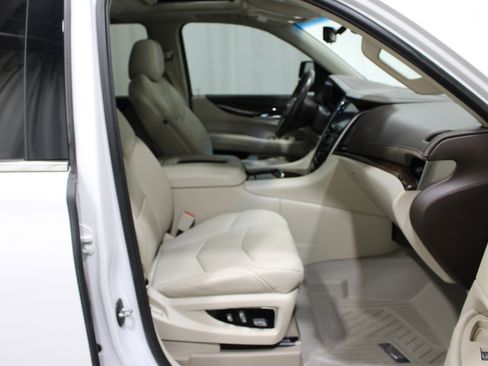 Used 2017 Cadillac Escalade ESV Luxury AWD/4WD image 26