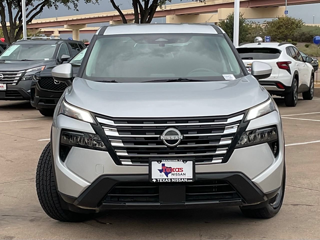 Used 2025 Nissan Rogue SV FWD image 2