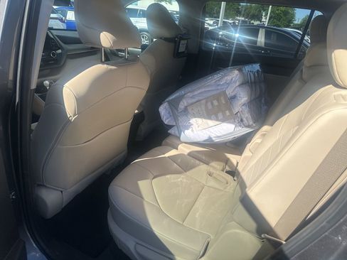 Used 2023 Toyota Highlander XLE image 6