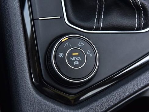 Used 2023 Volkswagen Taos SE w/ Panoramic Sunroof Package image 18