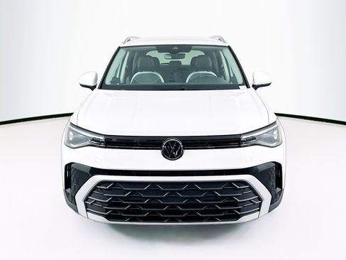 Used 2025 Volkswagen Taos SE FWD image 2