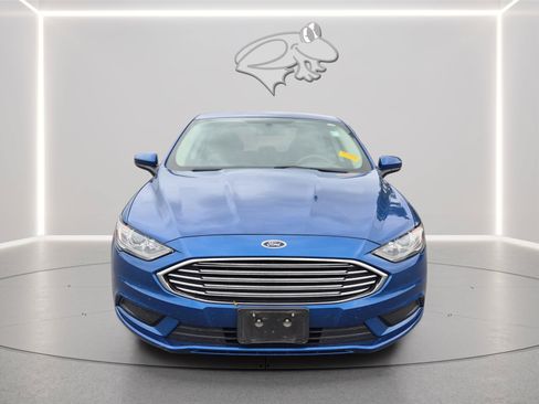 Used 2017 Ford Fusion SE FWD image 2