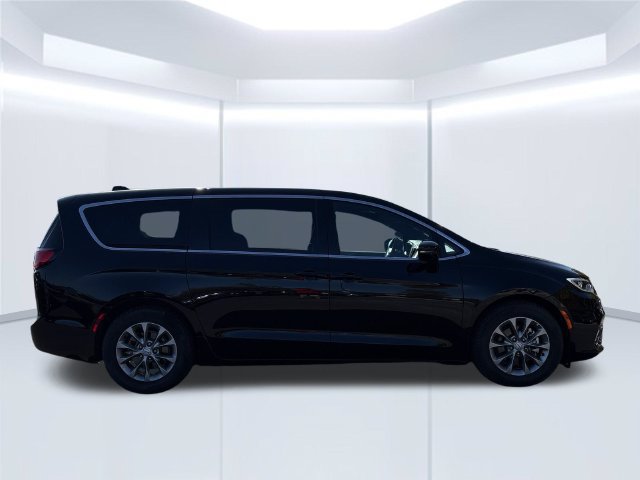 Used 2026 Chrysler Pacifica Limited FWD image 13