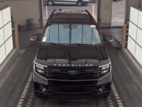 Used 2025 Ford Expedition Active RWD image 8