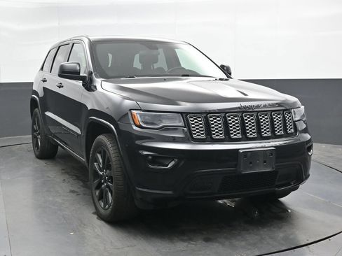 Used 2021 Jeep Grand Cherokee Laredo X AWD/4WD image 4