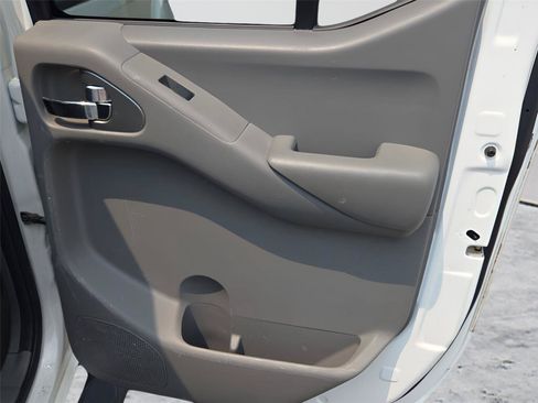 Used 2021 Nissan Frontier SV w/ Midnight Edition Floor Mats RWD image 9
