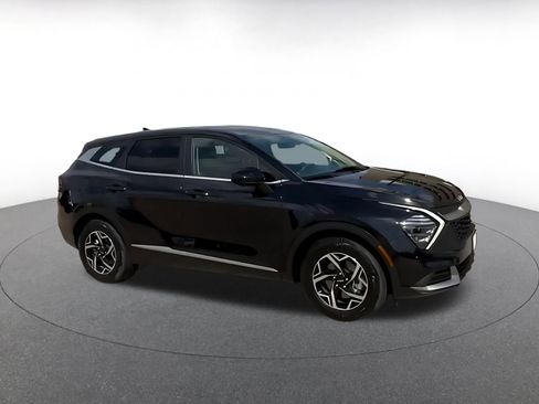 Used 2025 Kia Sportage LX image 2