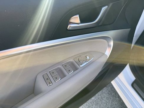 Used 2023 Genesis G70 2.0T image 11