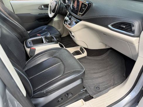 Used 2018 Chrysler Pacifica Limited FWD image 10