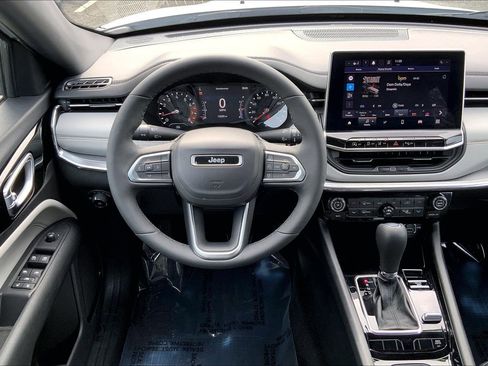 Used 2024 Jeep Compass Limited image 5