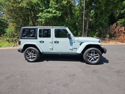 Used 2024 Jeep Wrangler Unlimited w/ Convenience Group AWD/4WD image 4