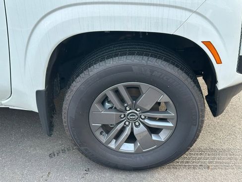 Used 2025 Nissan Frontier SV AWD/4WD image 10