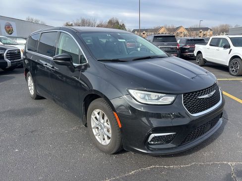 Used 2023 Chrysler Pacifica Touring-L image 3