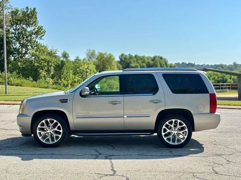 Used 2007 Cadillac Escalade AWD w/ Information Package image 11