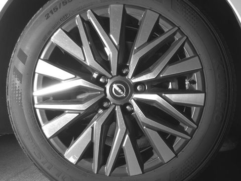 Used 2025 Nissan Altima 2.5 SV FWD image 12
