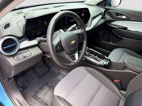 Used 2025 Chevrolet Trax LT w/ LT Convenience Package FWD image 24