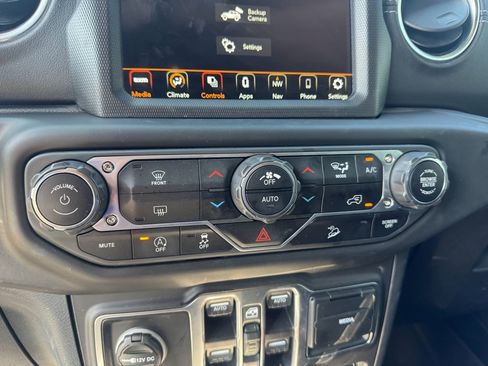Used 2018 Jeep Wrangler Unlimited Sahara image 9