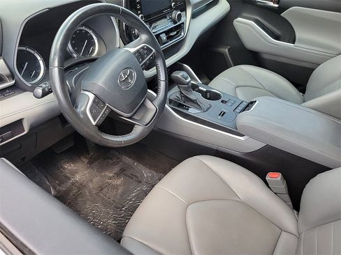 Used 2022 Toyota Highlander XLE image 7
