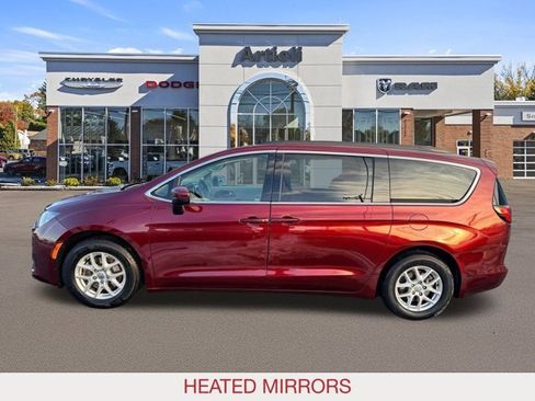 Certified 2020 Chrysler Voyager Lxi image 5