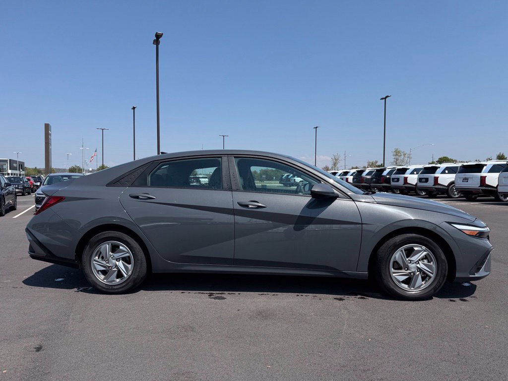 Used 2024 Hyundai Elantra SE FWD image 4