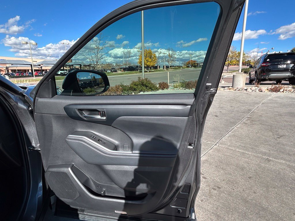 Used 2022 Toyota Highlander XLE FWD image 32