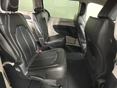 Used 2024 Chrysler Pacifica Touring-L FWD image 28