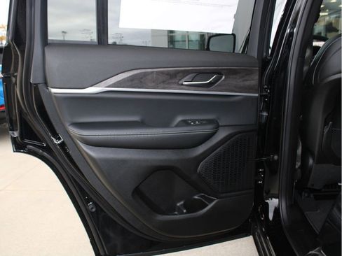 New 2025 Jeep Grand Cherokee Limited w/ Trailer Tow Package image 27