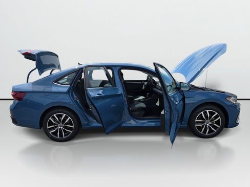 New 2026 Volkswagen Jetta SE FWD image 9