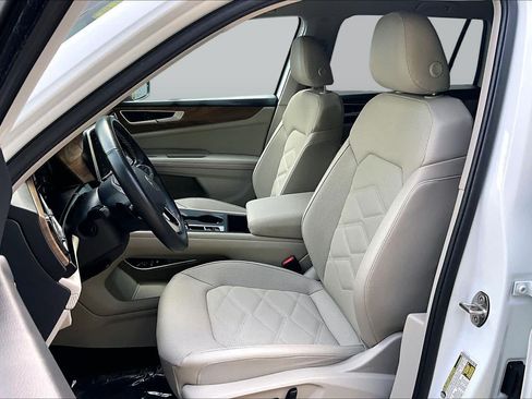 Used 2024 Volkswagen Atlas SE AWD/4WD image 9