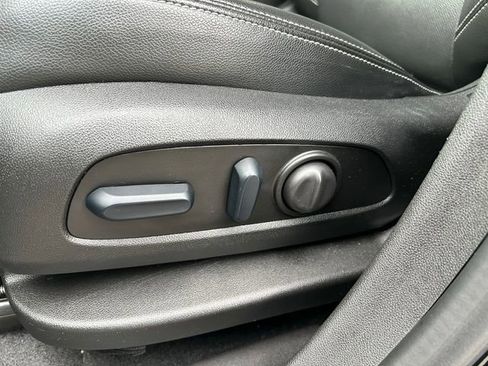 Used 2024 GMC Terrain SLT image 21