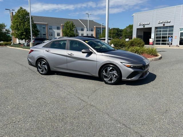 Used 2025 Hyundai Elantra SEL FWD image 1