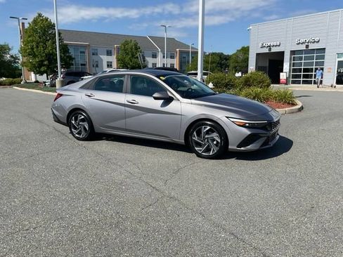 Used 2025 Hyundai Elantra SEL FWD image 1